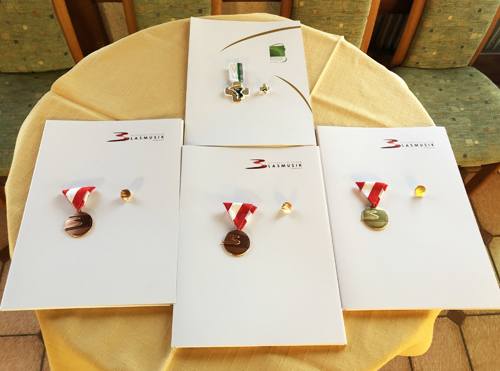 Die 4 Urkunden, auf einem Tisch präsentiert.