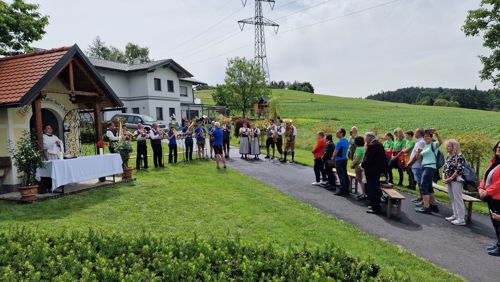 Wortgottesdienst bei Familie Höcher. (Foto MV Gratwein)