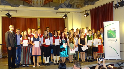 ein Teil der ausgezeichneten Jungmusikern im Kreis der Ehrengäste